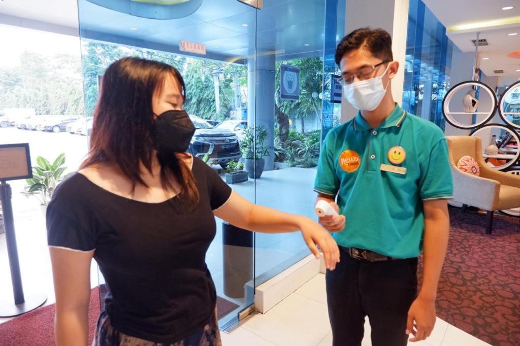News Hotel Waru Sidoarjo Kültér fotó