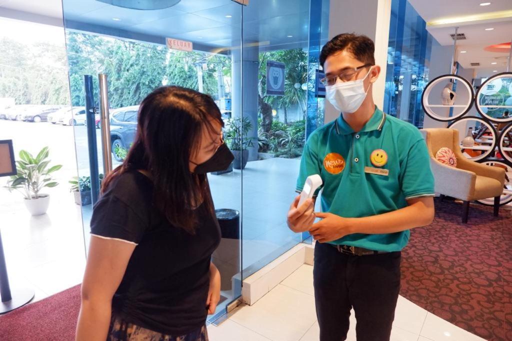 News Hotel Waru Sidoarjo Kültér fotó