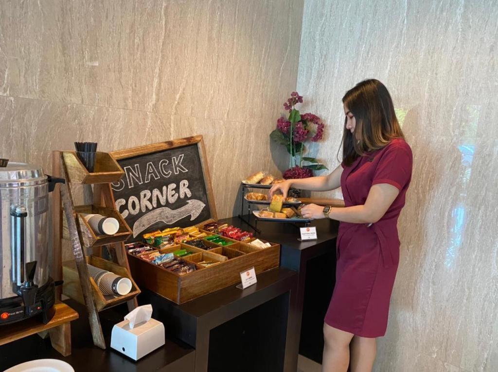News Hotel Waru Sidoarjo Kültér fotó
