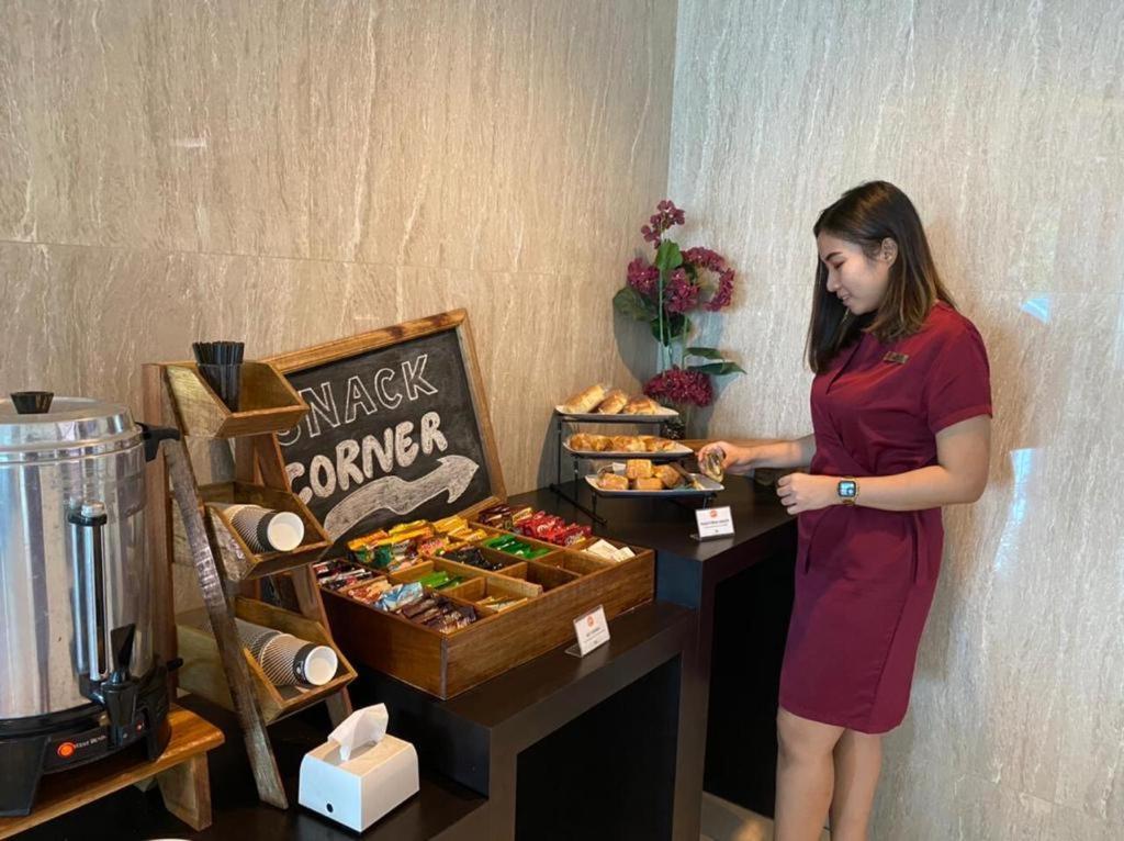 News Hotel Waru Sidoarjo Kültér fotó